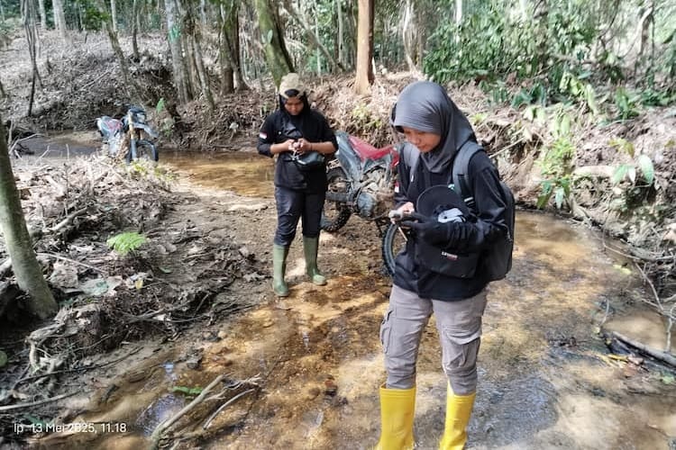 Forest Rangers Suci Amalia and Wilda on patrol in the forests of Bukit Tigapuluh, Sumatra. Photo credit: The Orangutan Project.