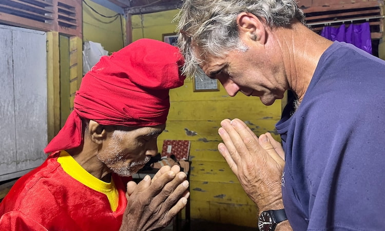 respectful bowing between a Traveller and a King  
