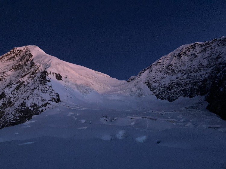 A beautiful layout to the walk threading between deep crevasses
